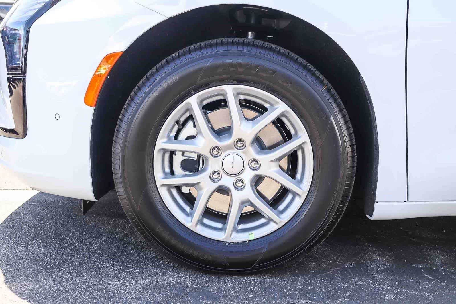 New 2027 Bright White Clear-Coat Exterior Paint Chrysler Select image 10
