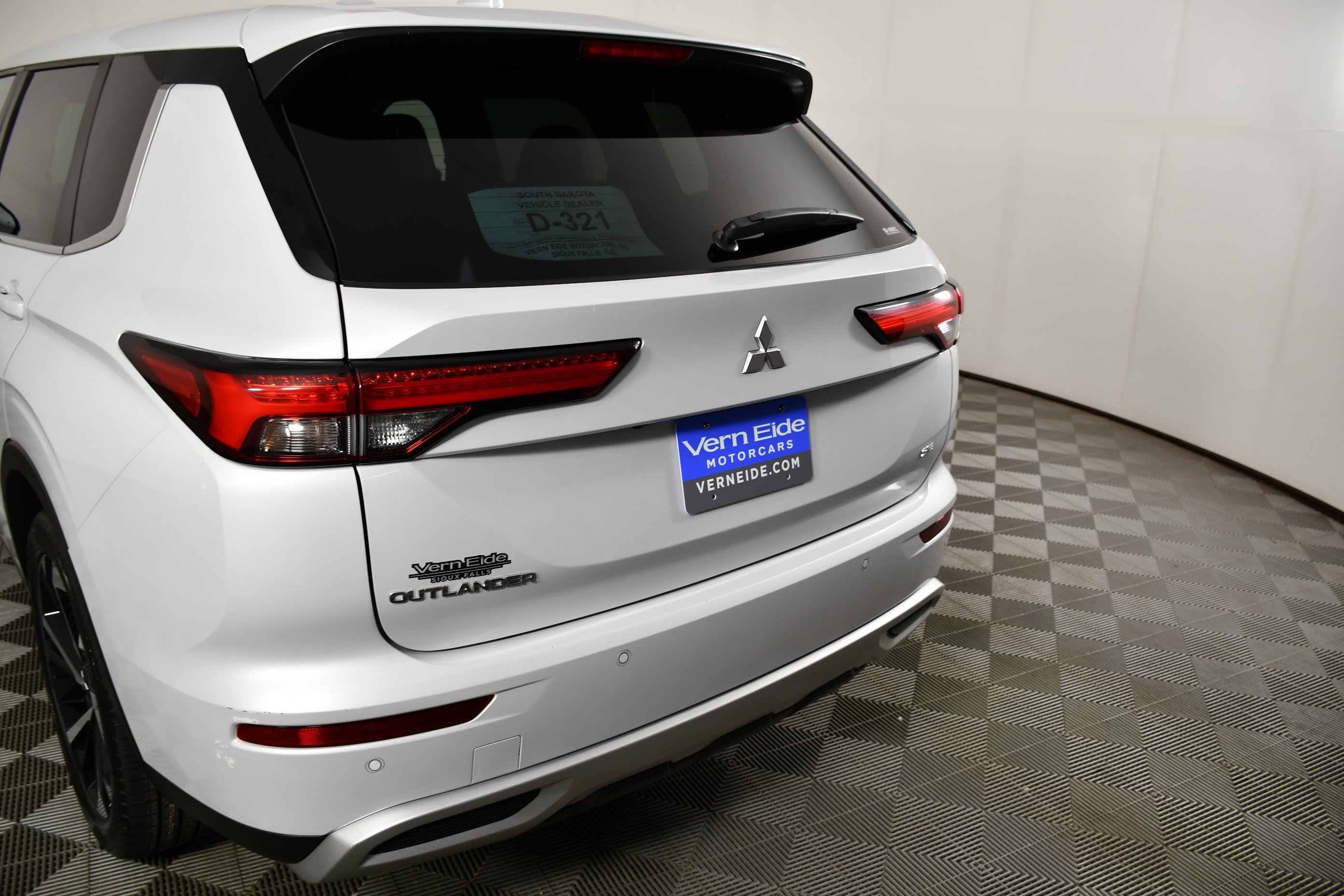 Certified Used 2022 White Diamond Mitsubishi SE image 15