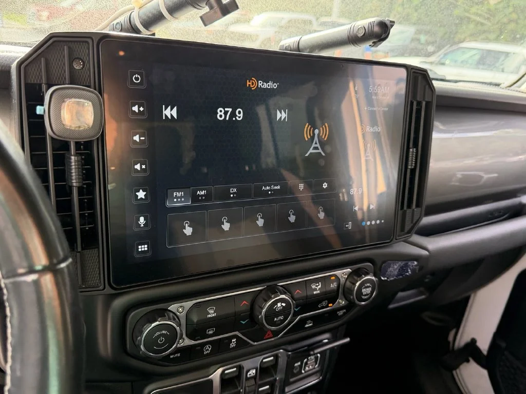 Used 2022 White Jeep Overland image 12