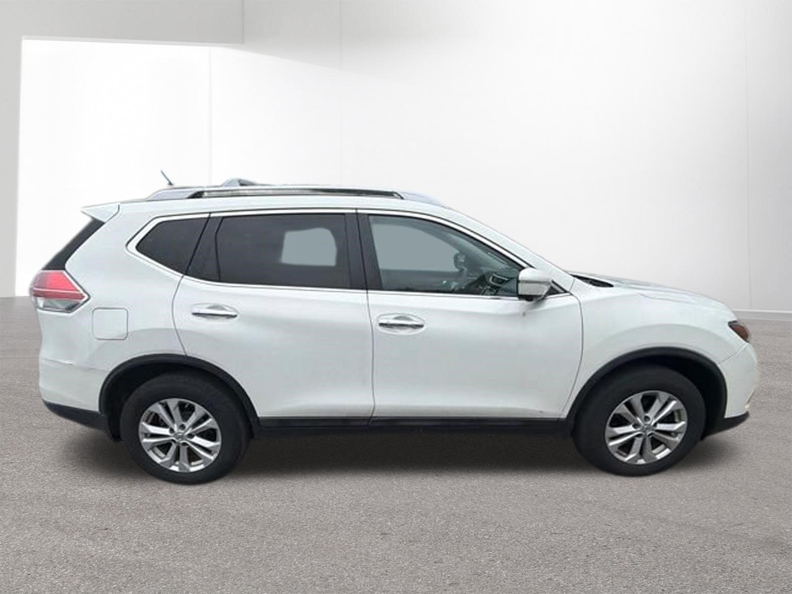 Used 2014 Moonlight White Nissan SV image 2