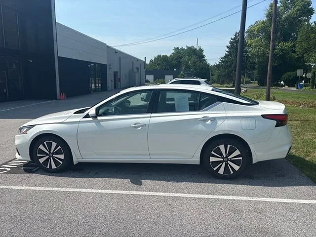 Used 2022 White Nissan 2.5 SL image 8