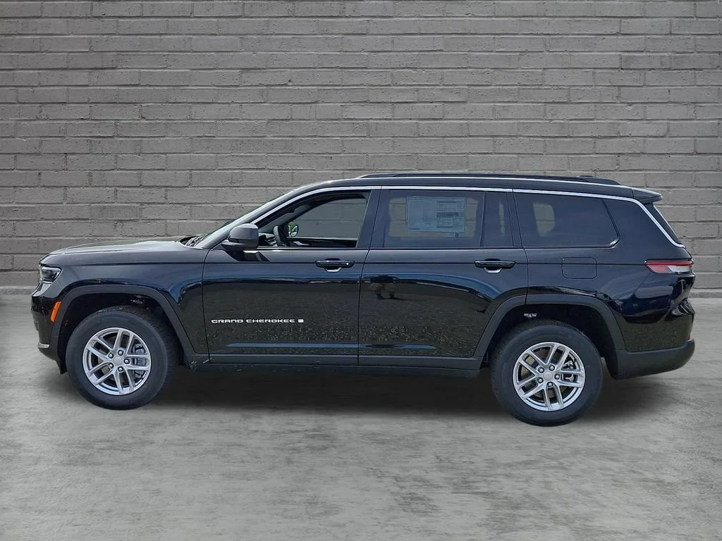 New 2026 Diamond Black Crystal Pearlcoat Jeep Laredo X image 5