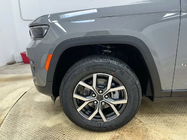 New 2027 Sting-Gray Clear-Coat Paint Jeep Laredo X image 27
