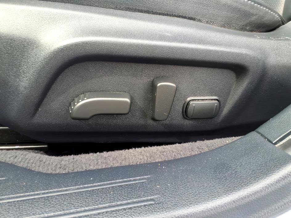 Used 2019 Ice Silver Metallic Subaru Limited image 15