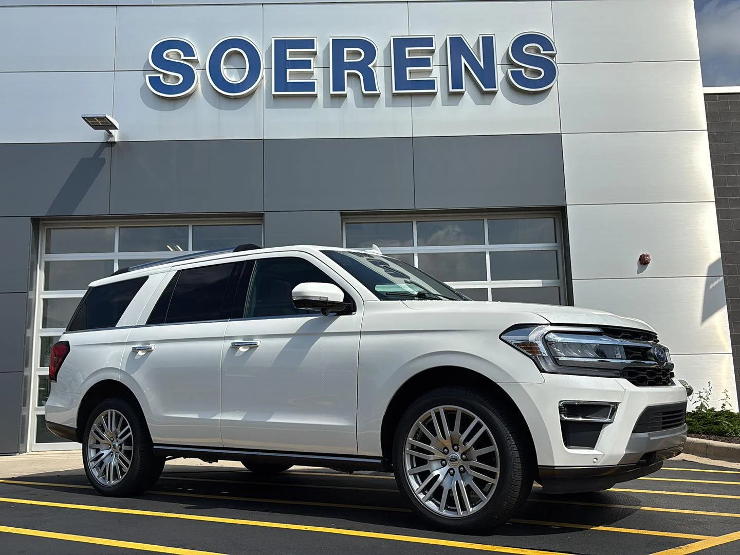 Used 2023 Star White Ford Limited image 1