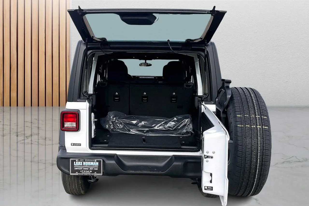 New 2026 Bright White Clear-Coat Exterior Paint Jeep Sport image 21