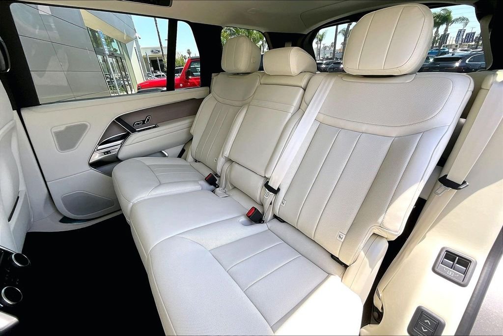New 2026 BATUMI GOLD Land Rover SE 7 Seats image 10
