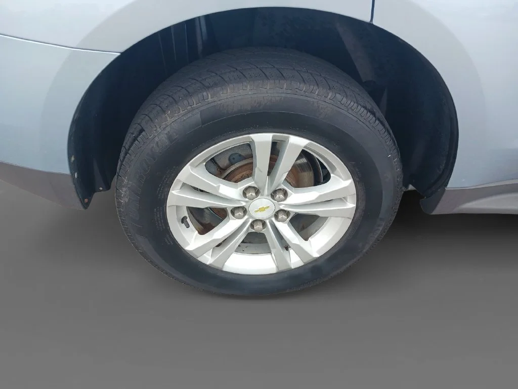 Used 2015 SILVER TOPAZ METALLIC Chevrolet LT image 10
