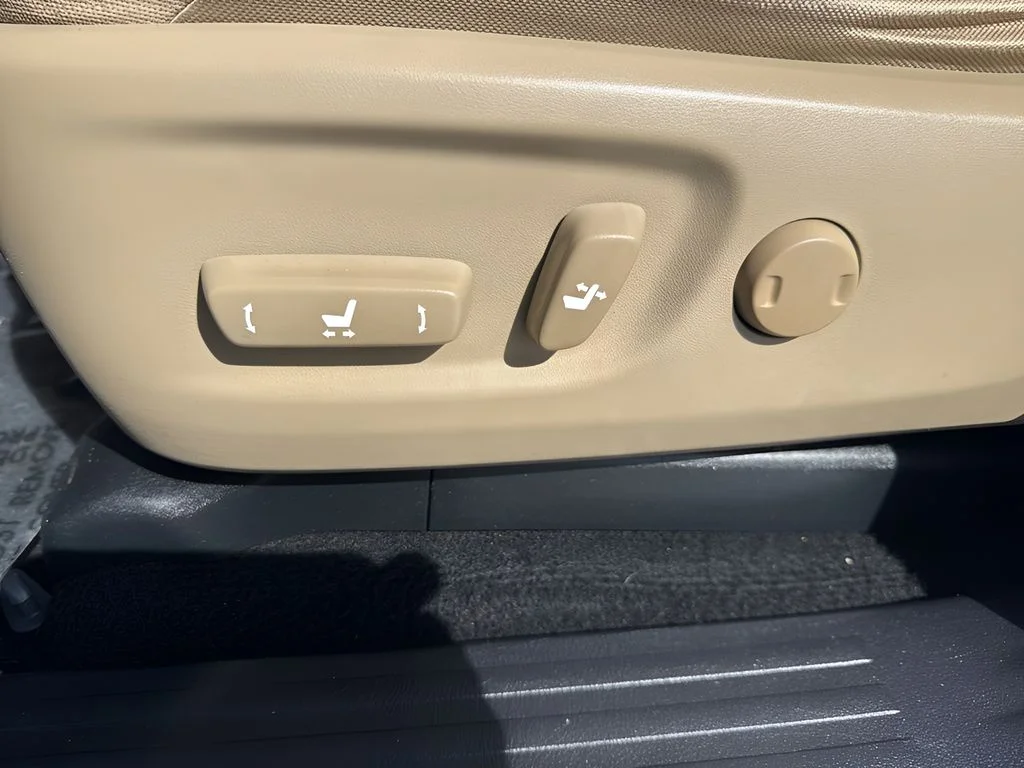 Used 2010 White Toyota SR5 image 10