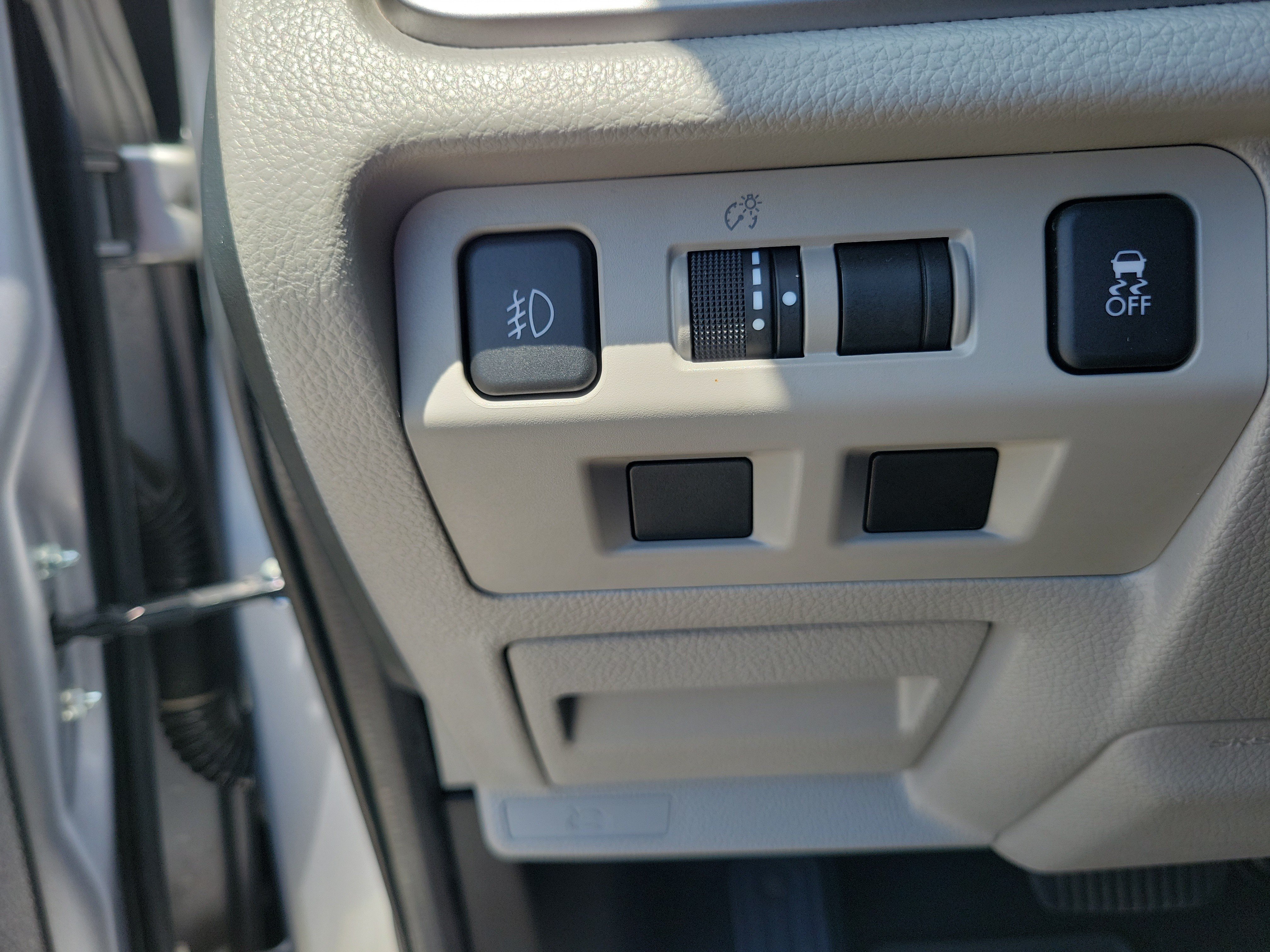 Used 2017 Ice Silver Metallic Subaru Premium image 19