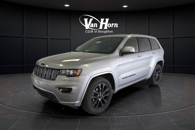 Used 2017 Billet Silver Metallic Clearcoat Jeep Altitude image 3