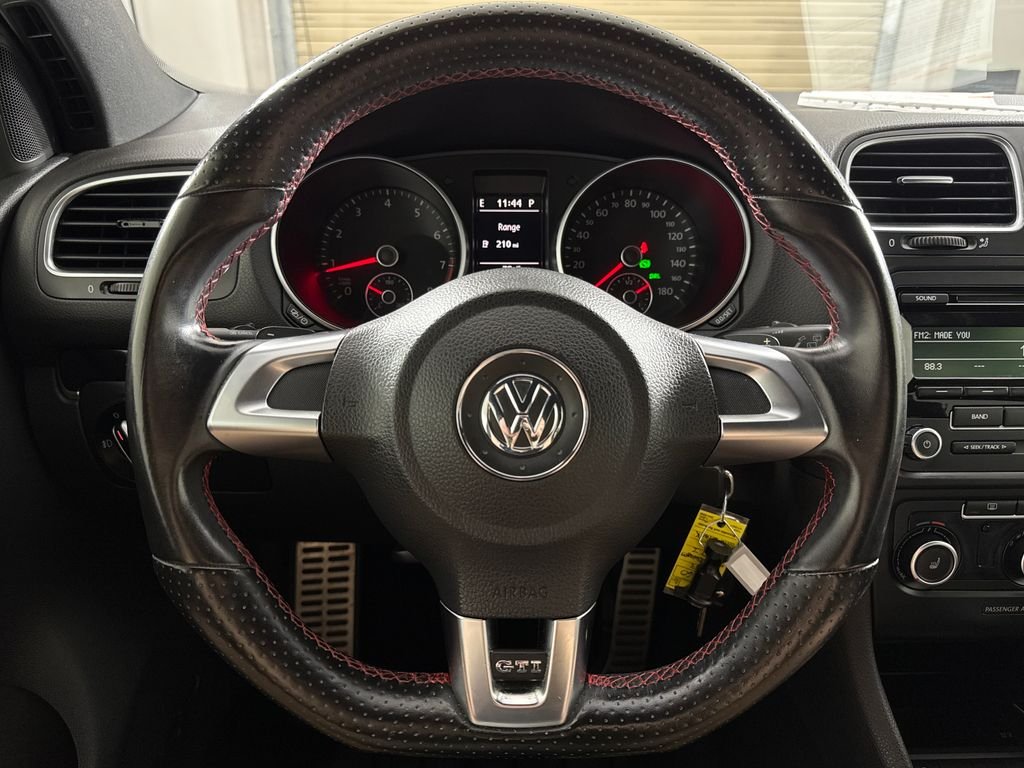 Used 2013 Black Volkswagen Base image 14