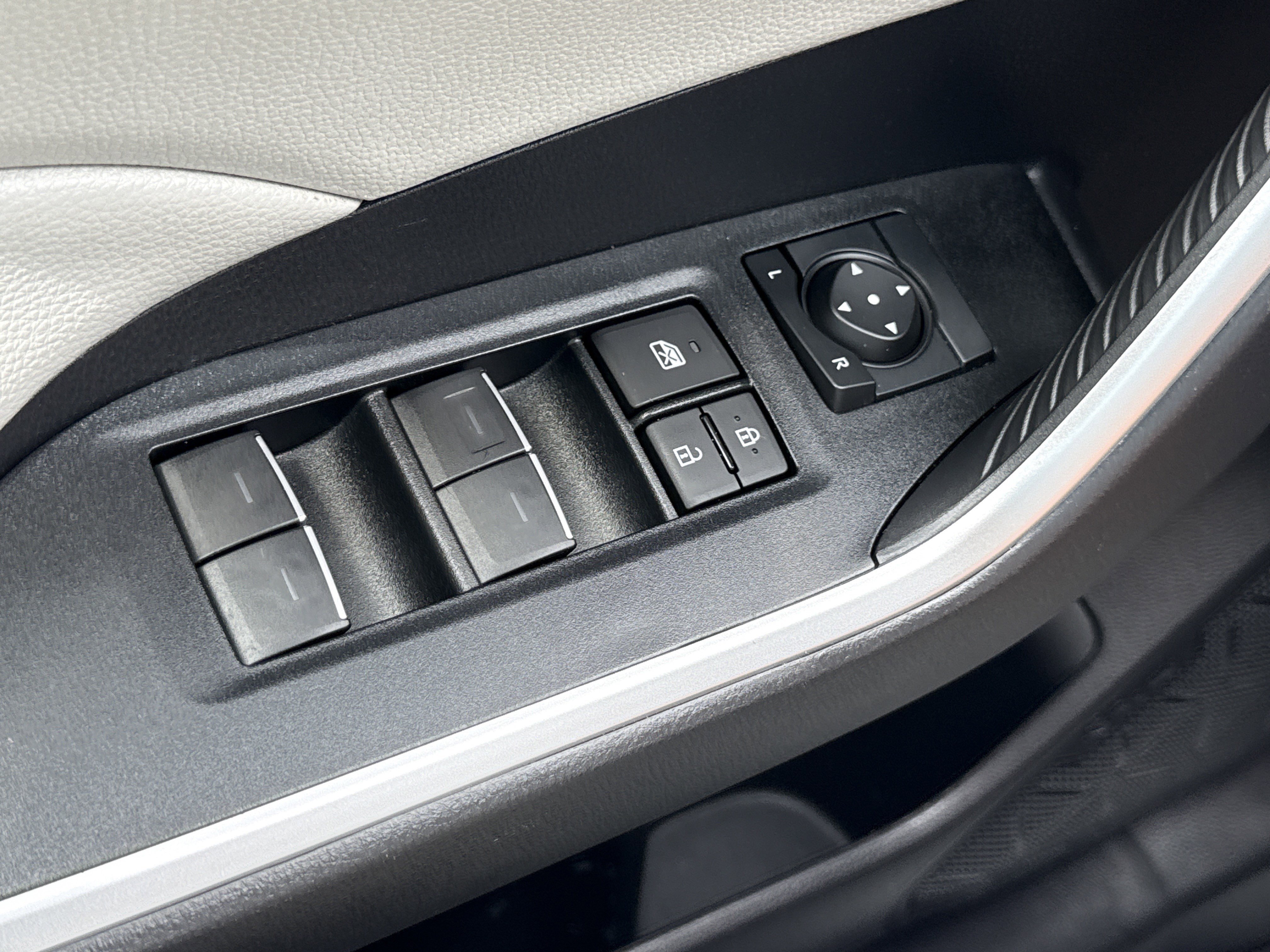 2023 Toyota RAV4 XLE - Photo 17