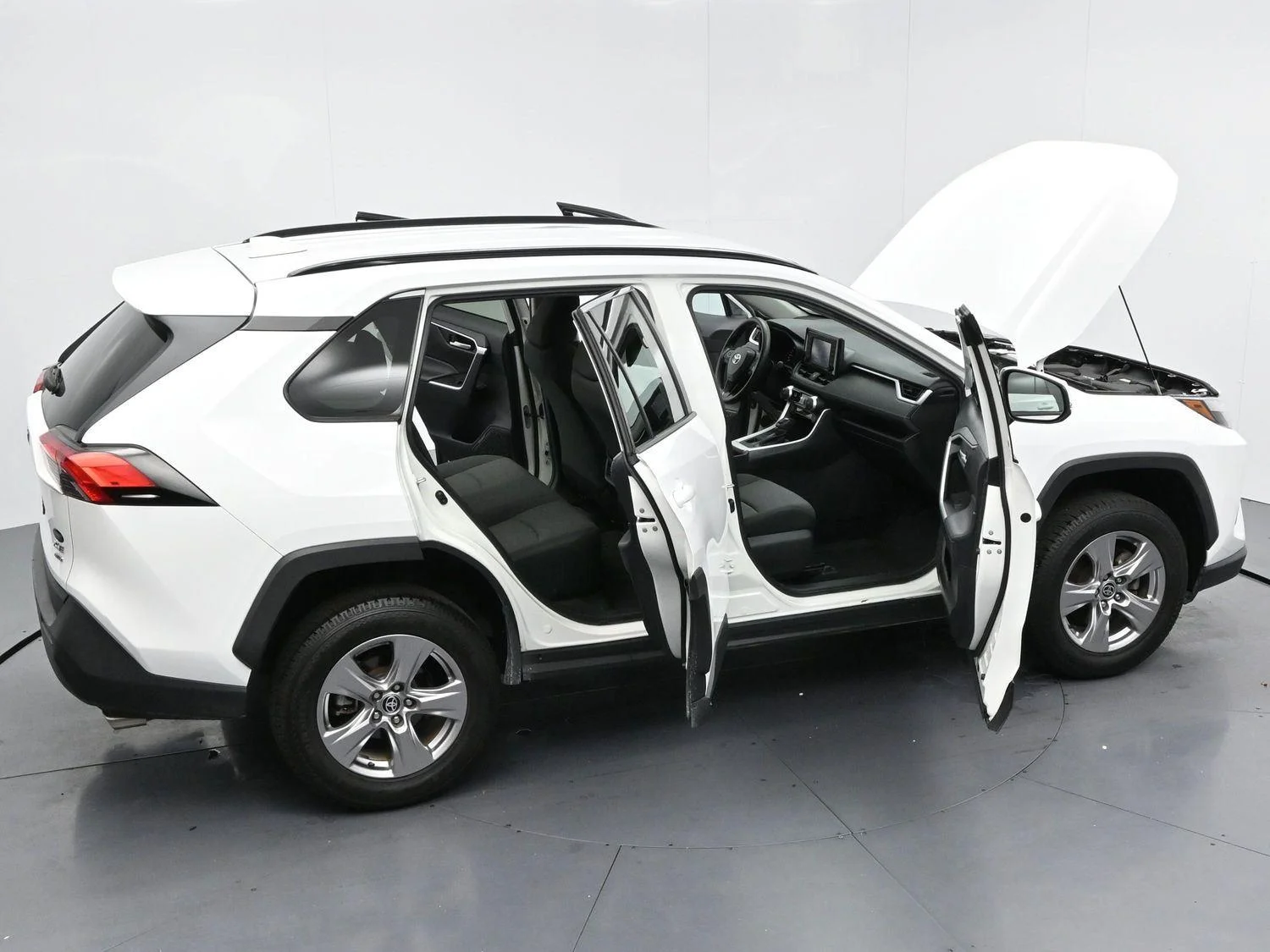 Used 2022 White Toyota XLE image 38