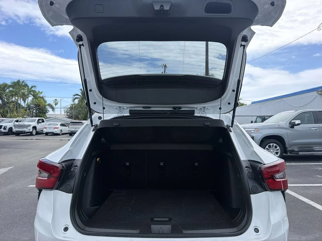 Used 2025 Summit White Chevrolet 2RS image 32