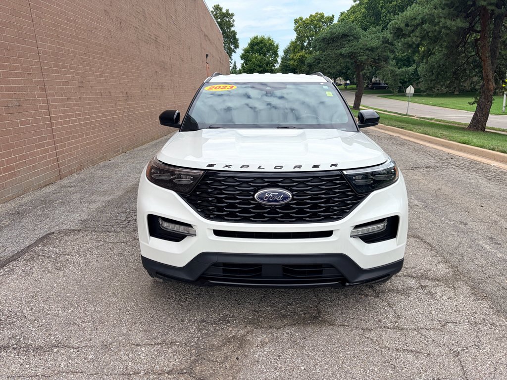 Used 2023 Star White Metallic Tri-Coat Ford ST-Line image 8