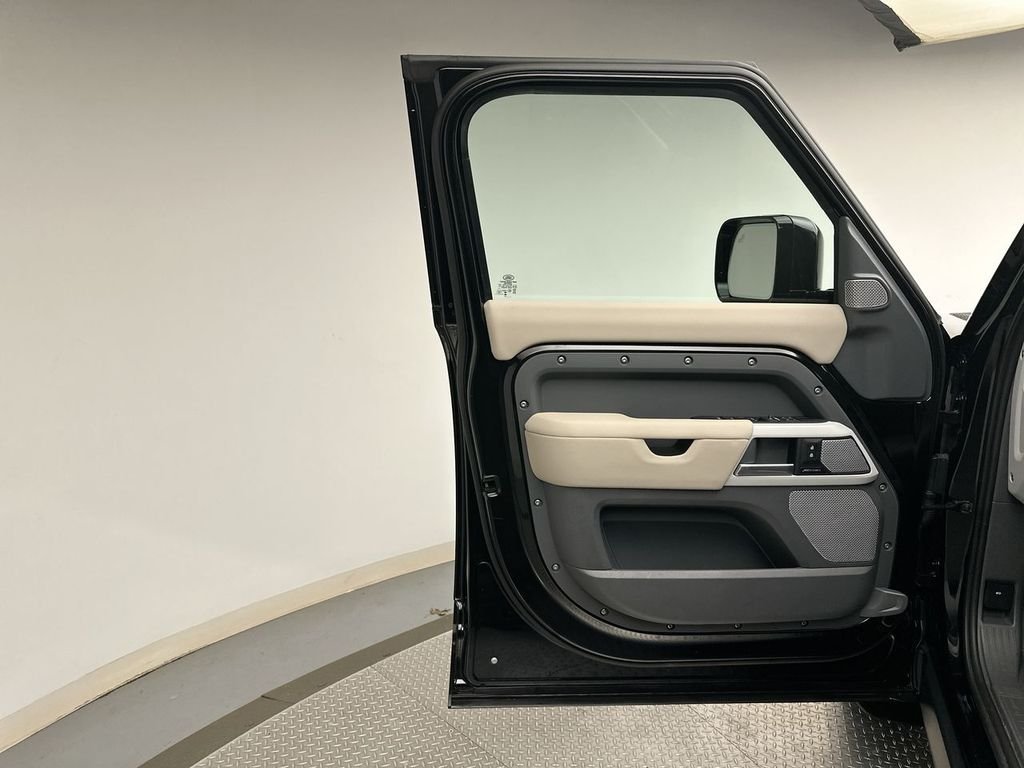 Used 2024 Santorini Black Metallic Land Rover S image 21