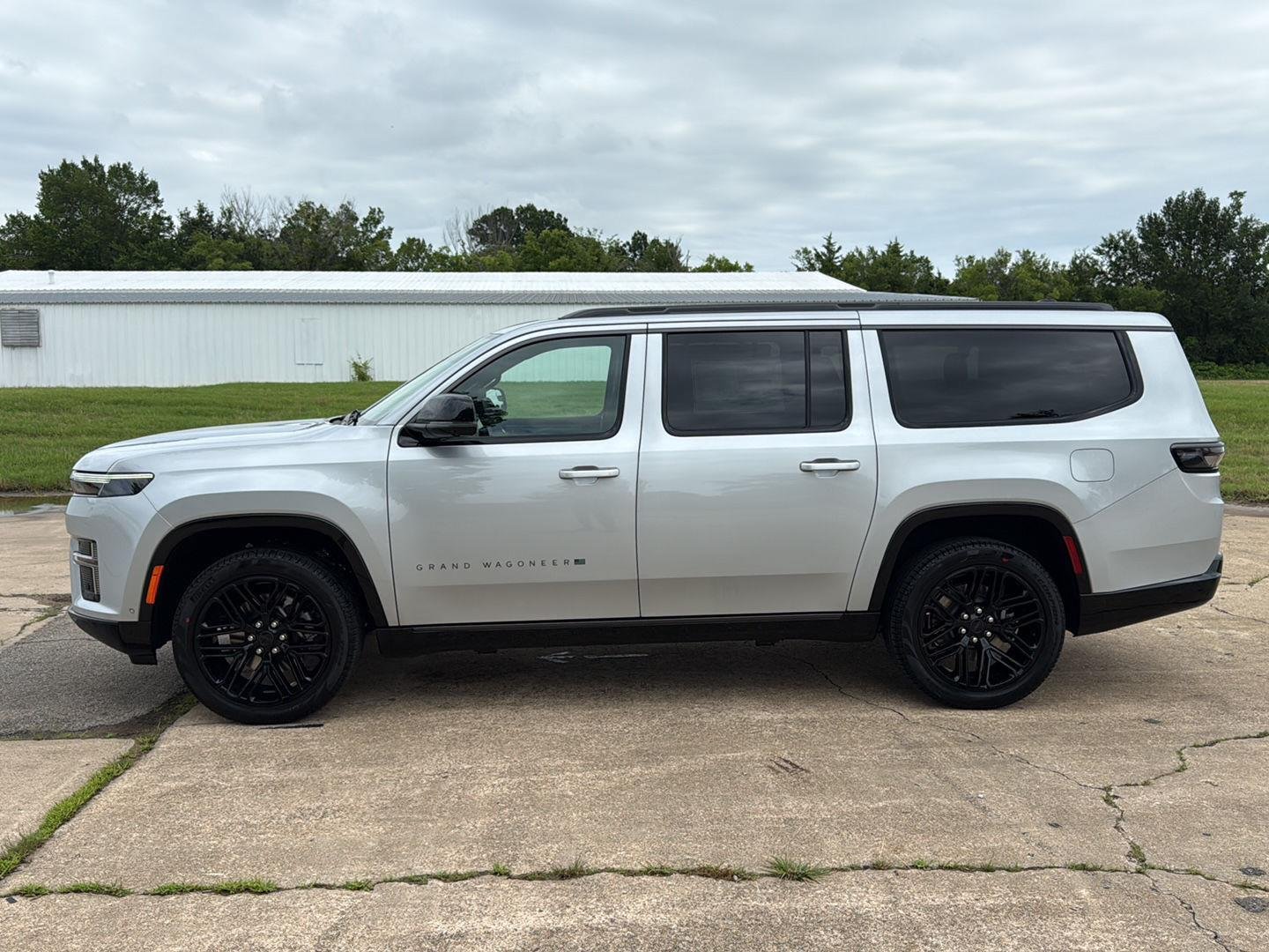 New 2026 Silver-Zynith Exterior Paint Jeep Limited Reserve image 4