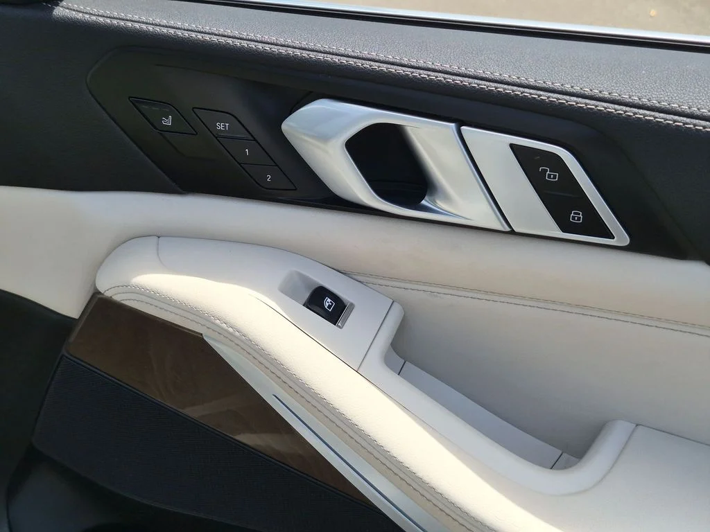 Used 2021 White BMW sDrive40i image 19