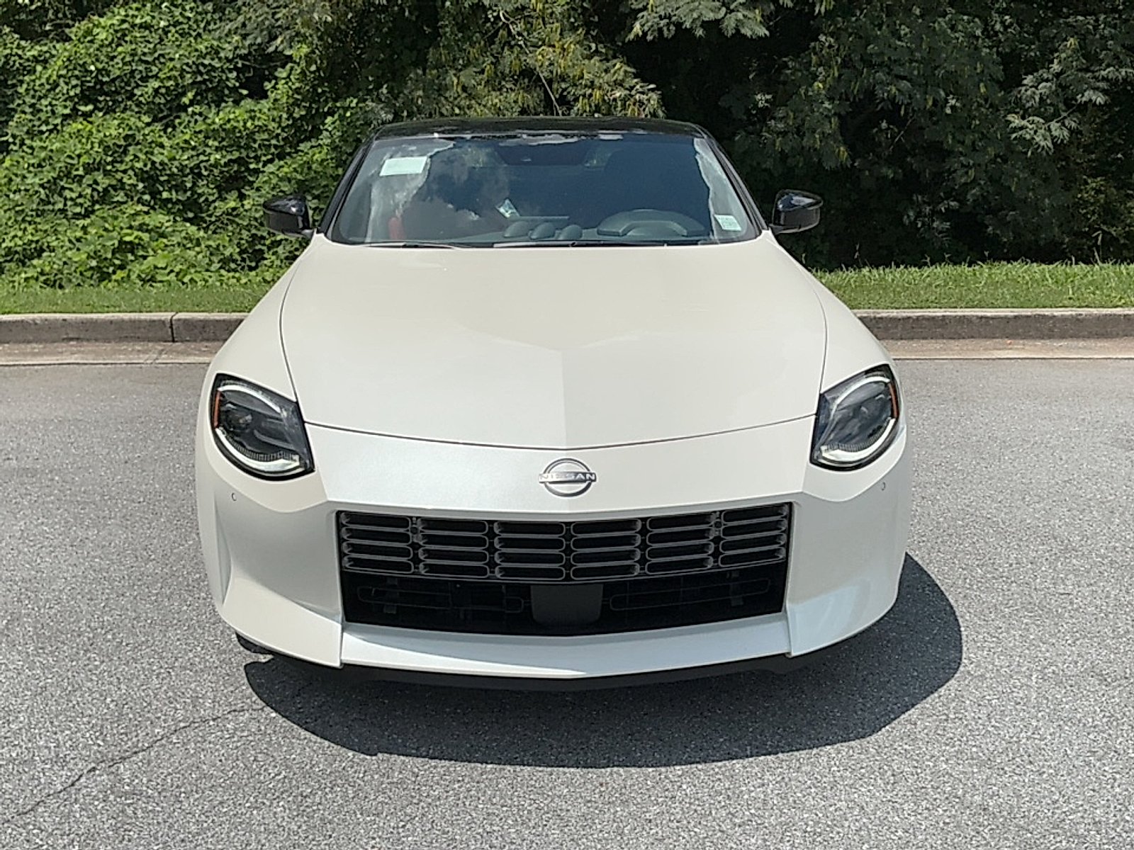 New 2026 Pearl White Tricoat/Super Black Nissan Performance image 15