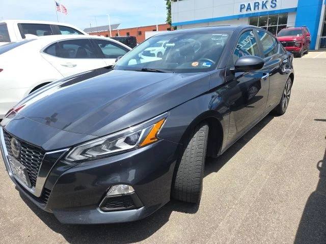 Used 2021 Blue Nissan 2.5 SV image 1