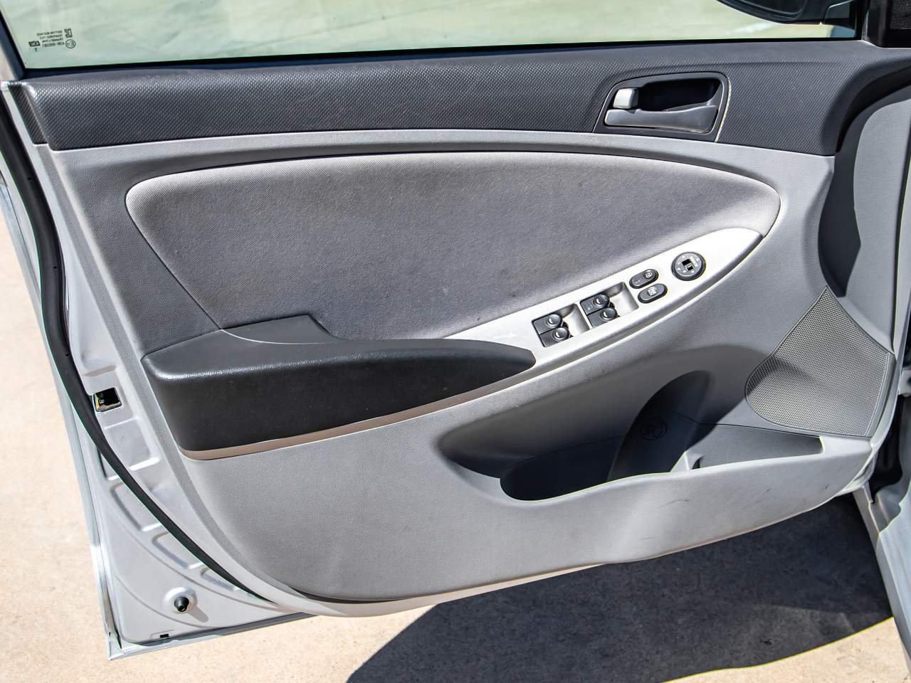 2016 Hyundai Accent SE - Photo 9