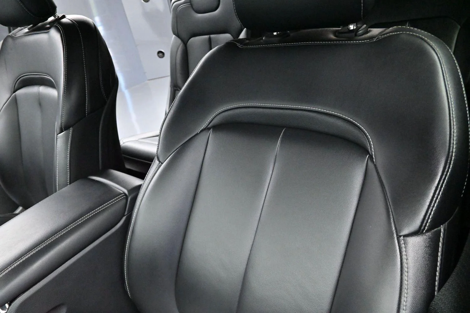 Used 2023 Rocky Mountain Pearlcoat Jeep Limited image 17