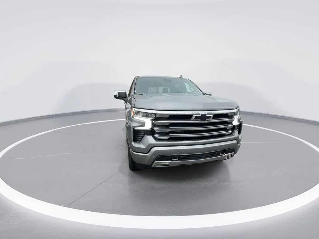 Used 2025 Gray Chevrolet High Country image 3