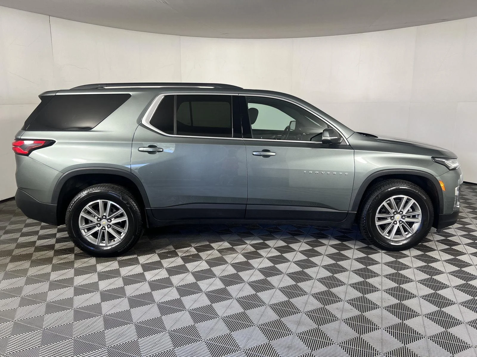 Used 2023 Silver Sage Metallic Chevrolet LT Cloth image 19