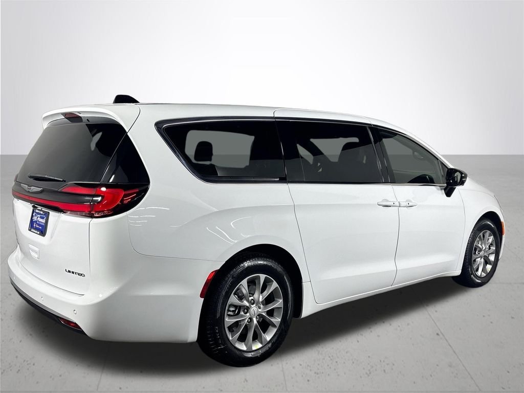 New 2026 Bright White Clear-Coat Exterior Paint Chrysler Limited image 6