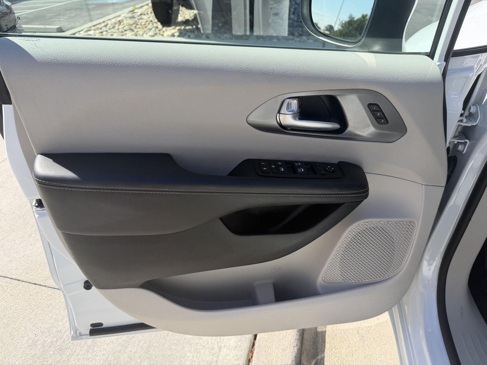 Used 2023 Bright White Clearcoat Chrysler Touring L image 10
