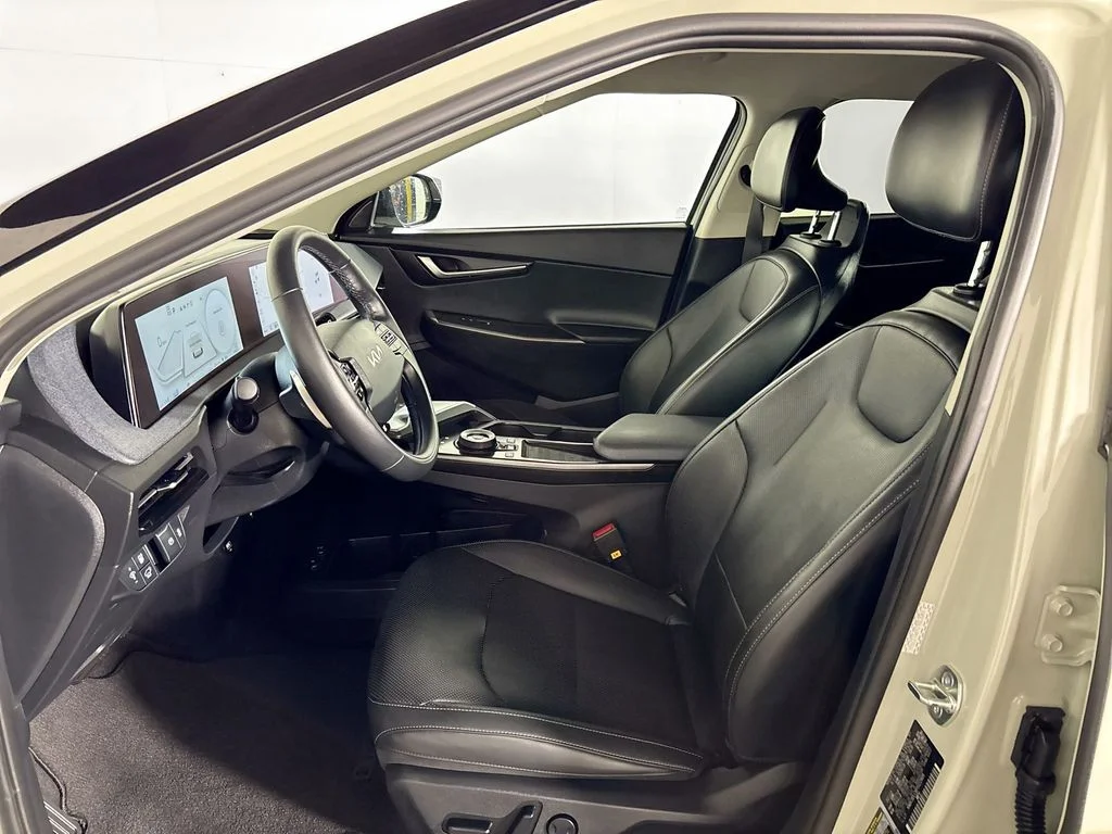 Used 2023 White Kia Wind image 11