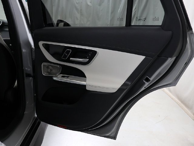 Certified Used 2025 MANUFAKTUR Alpine Grey Mercedes-Benz GLC 350e image 32