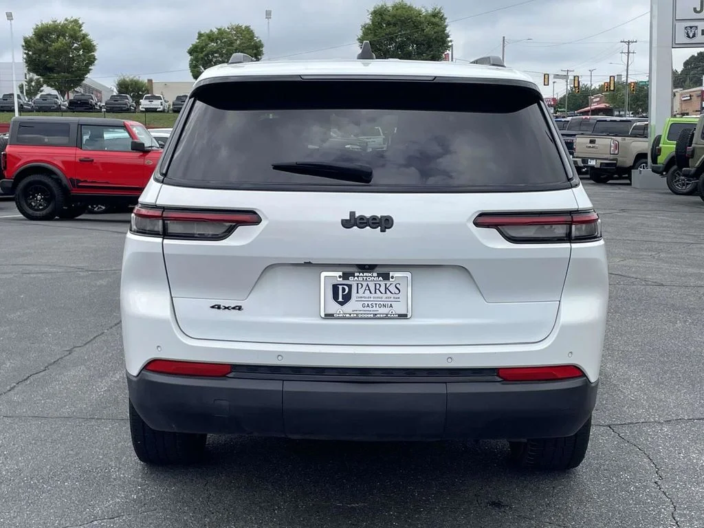 Used 2023 White Jeep Altitude image 7