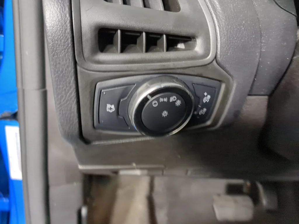 Used 2014 blue Ford SE image 24