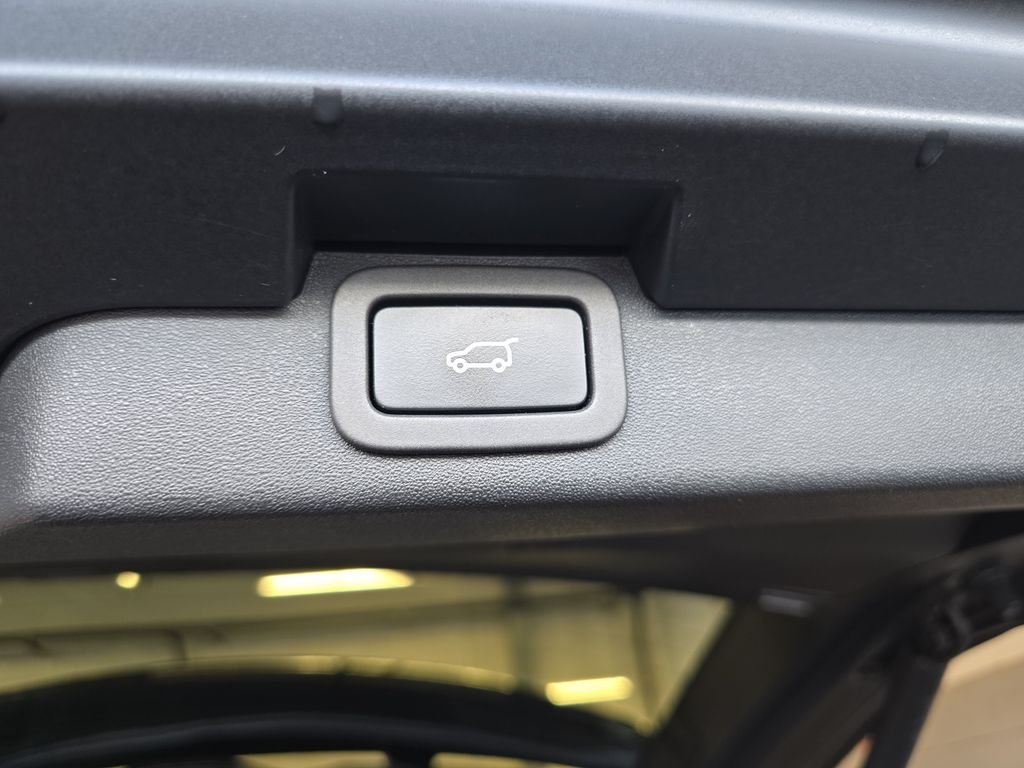 Used 2018 Black Land Rover SE image 17