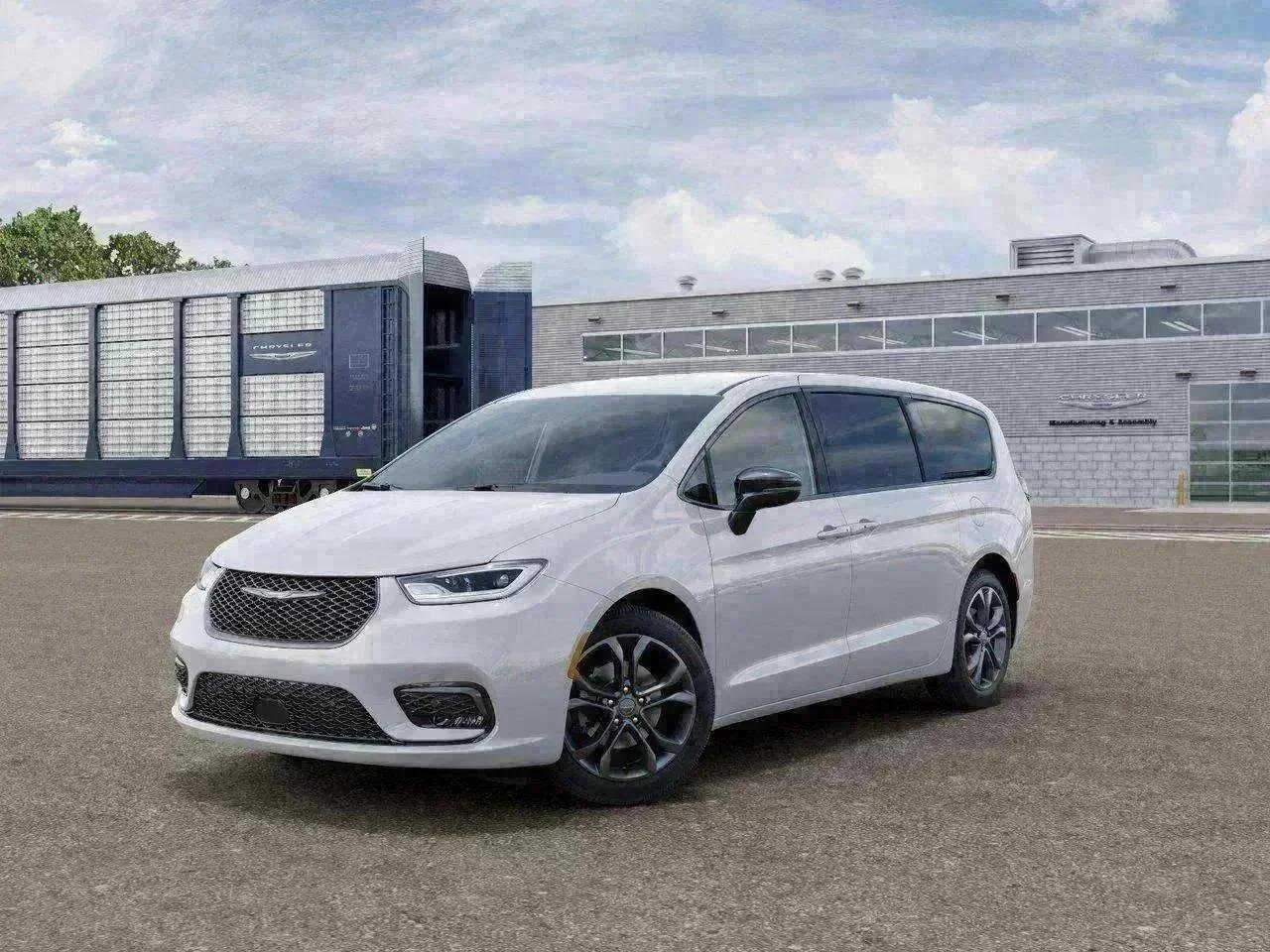 2026 Chrysler Pacifica Select's photo