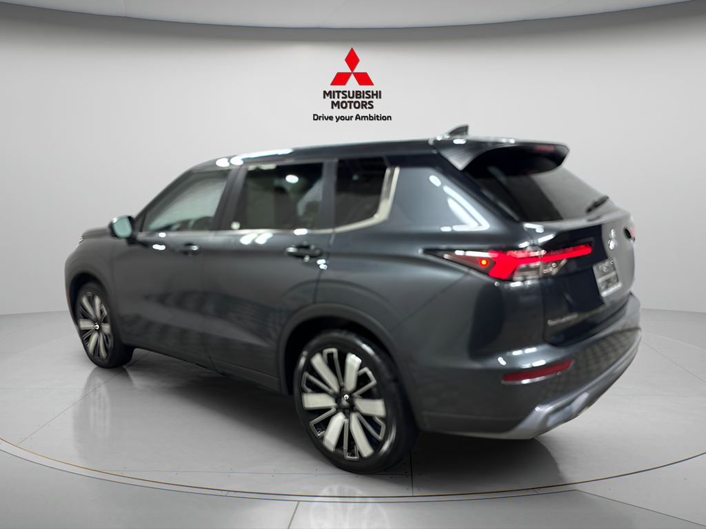 Used 2025  Mitsubishi SE image 4