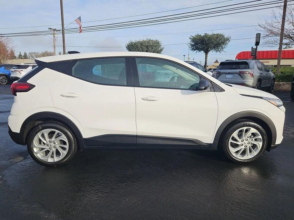 New 2027 Summit White Chevrolet LT image 7