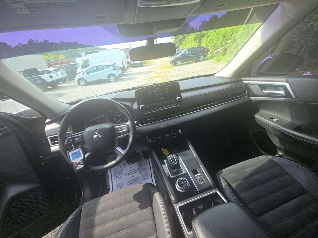 Used 2023 Black Mitsubishi SE image 3