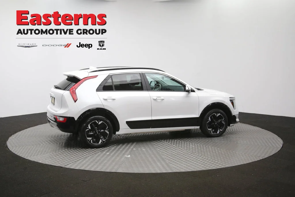 Used 2023 White Kia Wind image 38