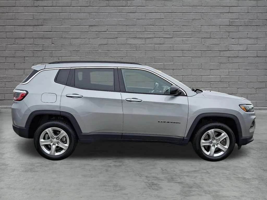 Used 2023 Billet Silver Metallic Clearcoat Jeep Latitude image 13