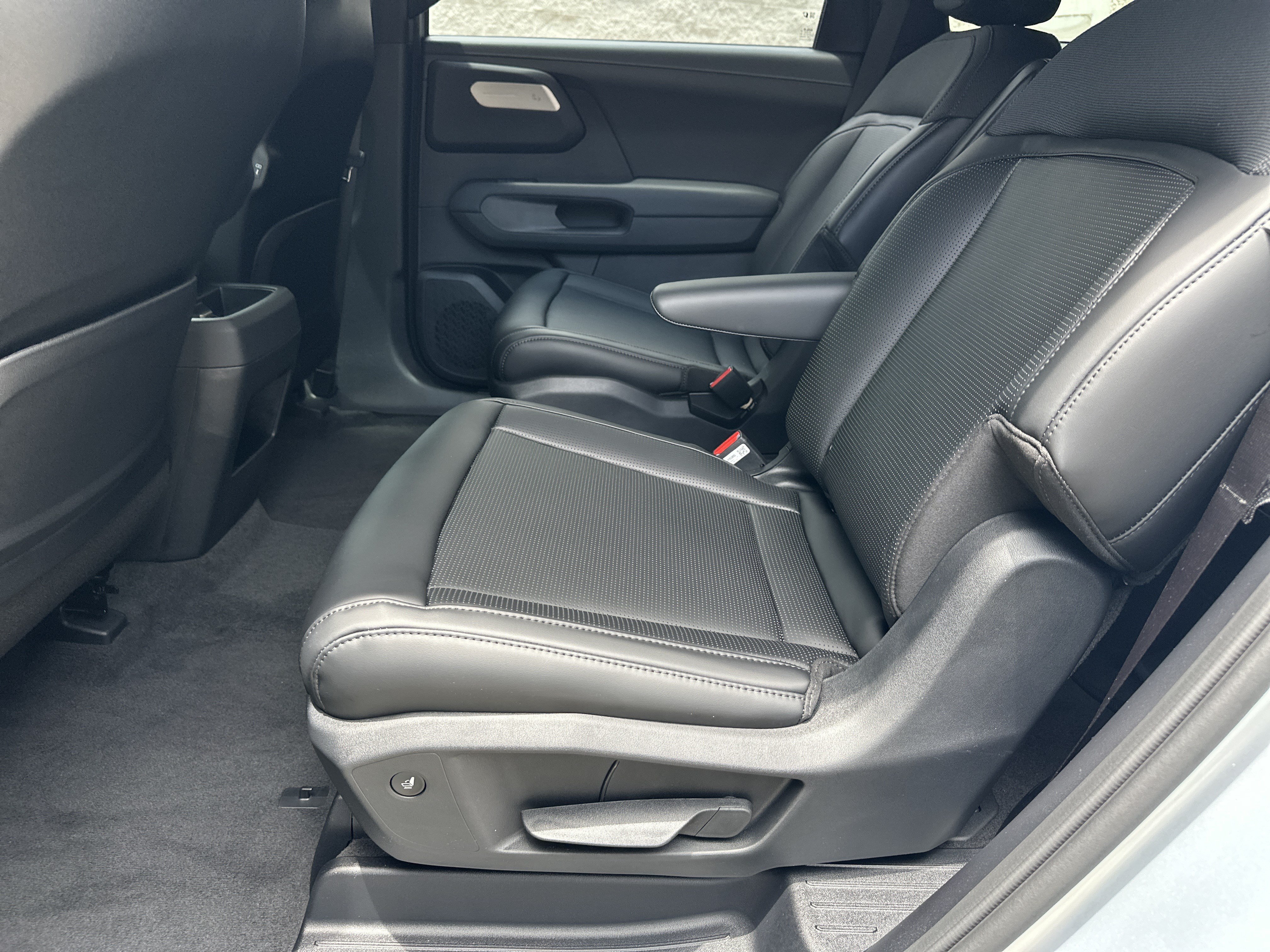 New 2027 Ivory Silver Kia S image 14