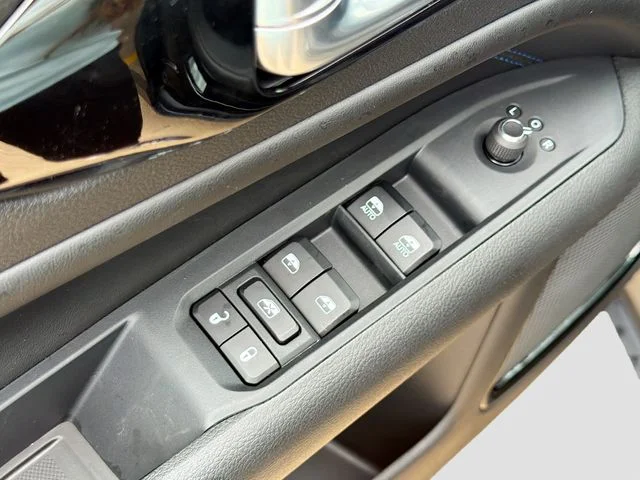 New 2026 Diamond Black Crystal Pearl-Coat Exterior Paint Jeep Latitude image 19