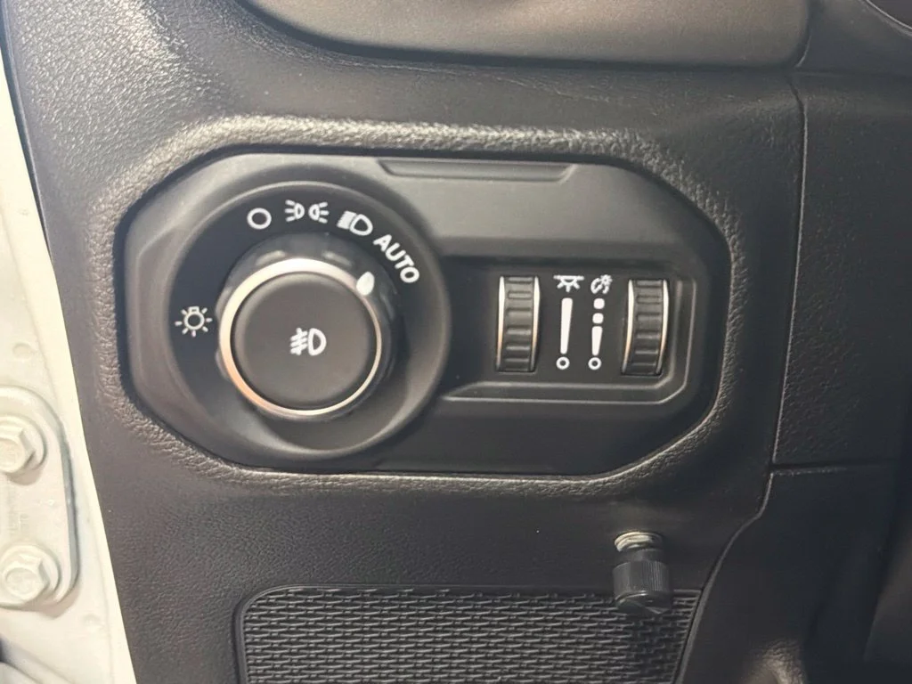 Used 2019 Bright White Clearcoat Jeep Unlimited Sahara image 32