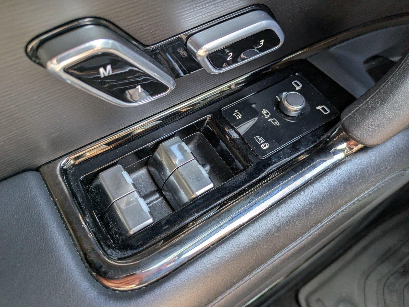 Used 2024 Fuji White Land Rover SE image 24