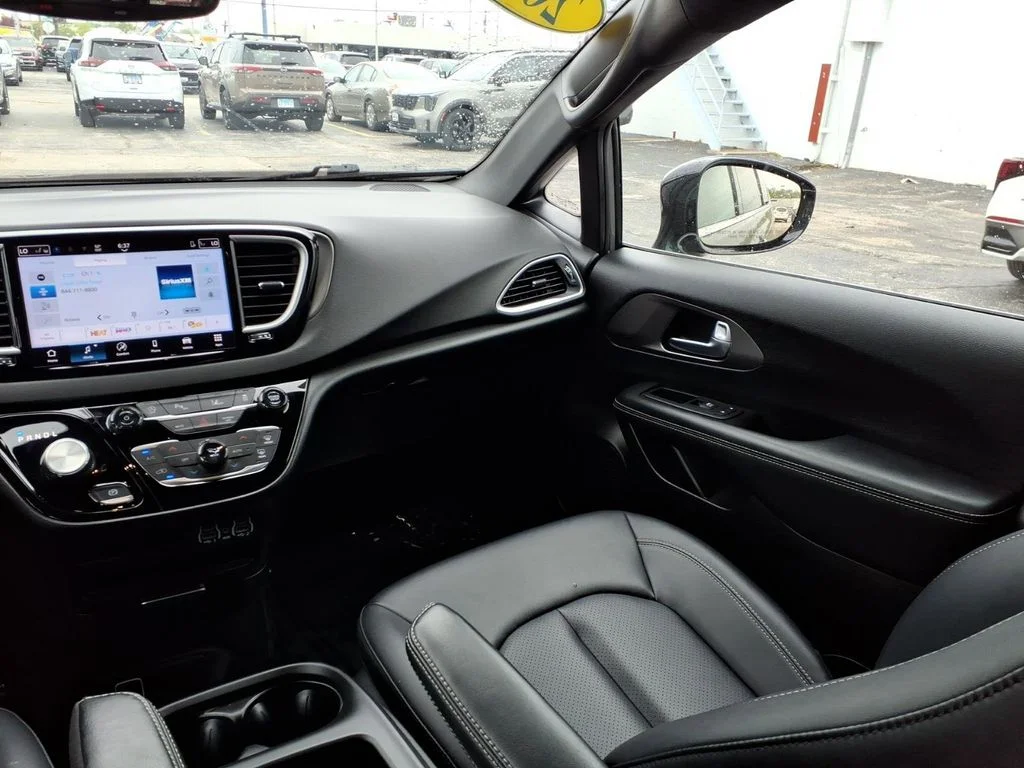 2025 Chrysler Pacifica Select - Photo 12