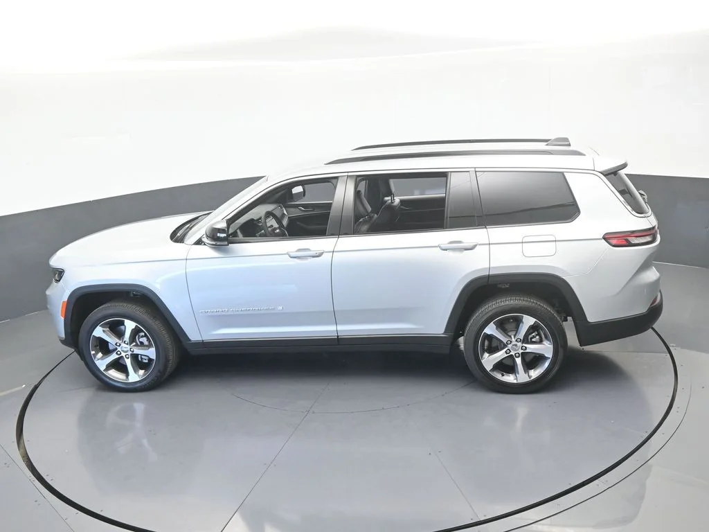 Used 2025 Silver Zynith Jeep Limited image 49