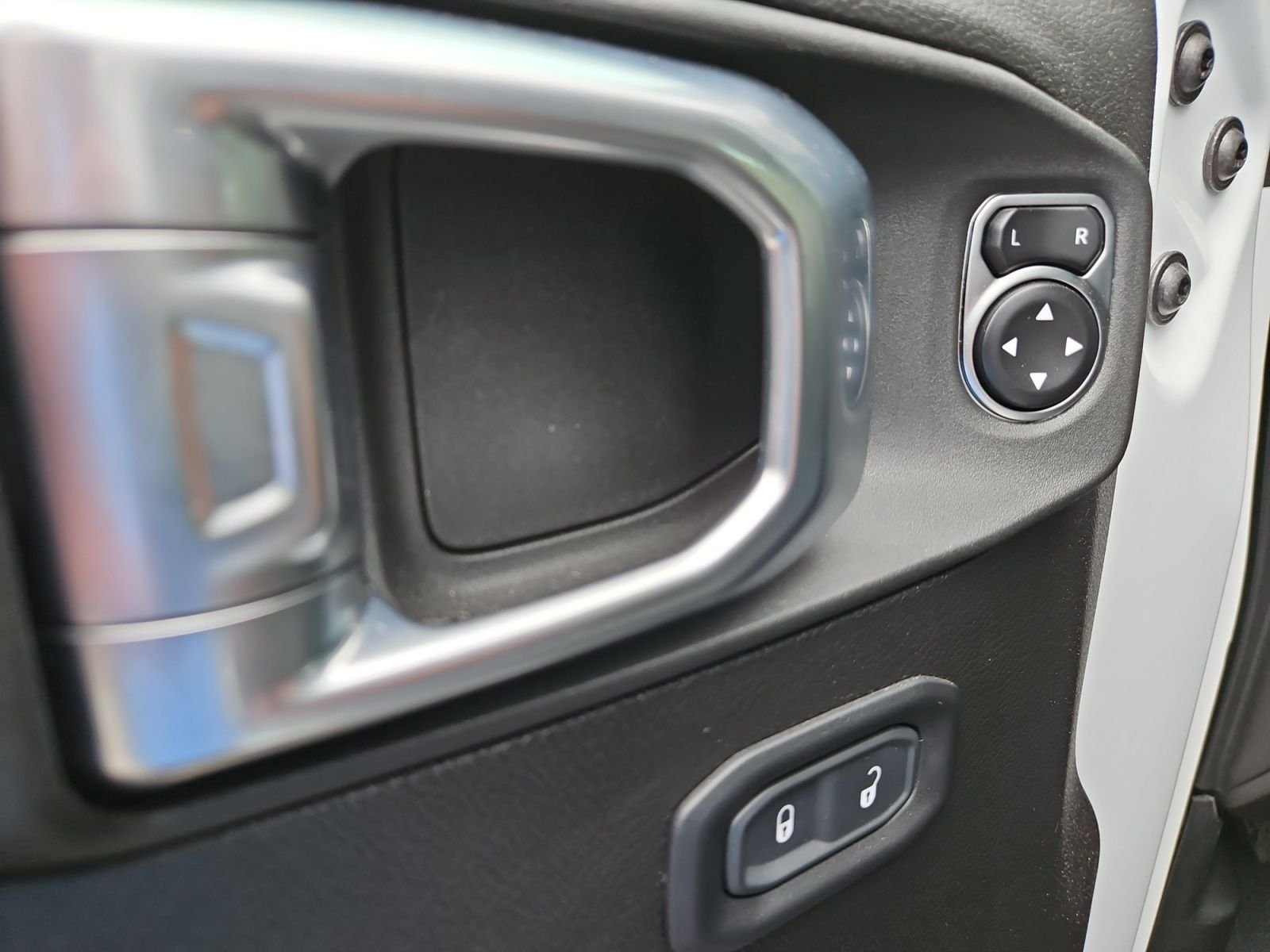 Used 2024 White Jeep Sport S image 22