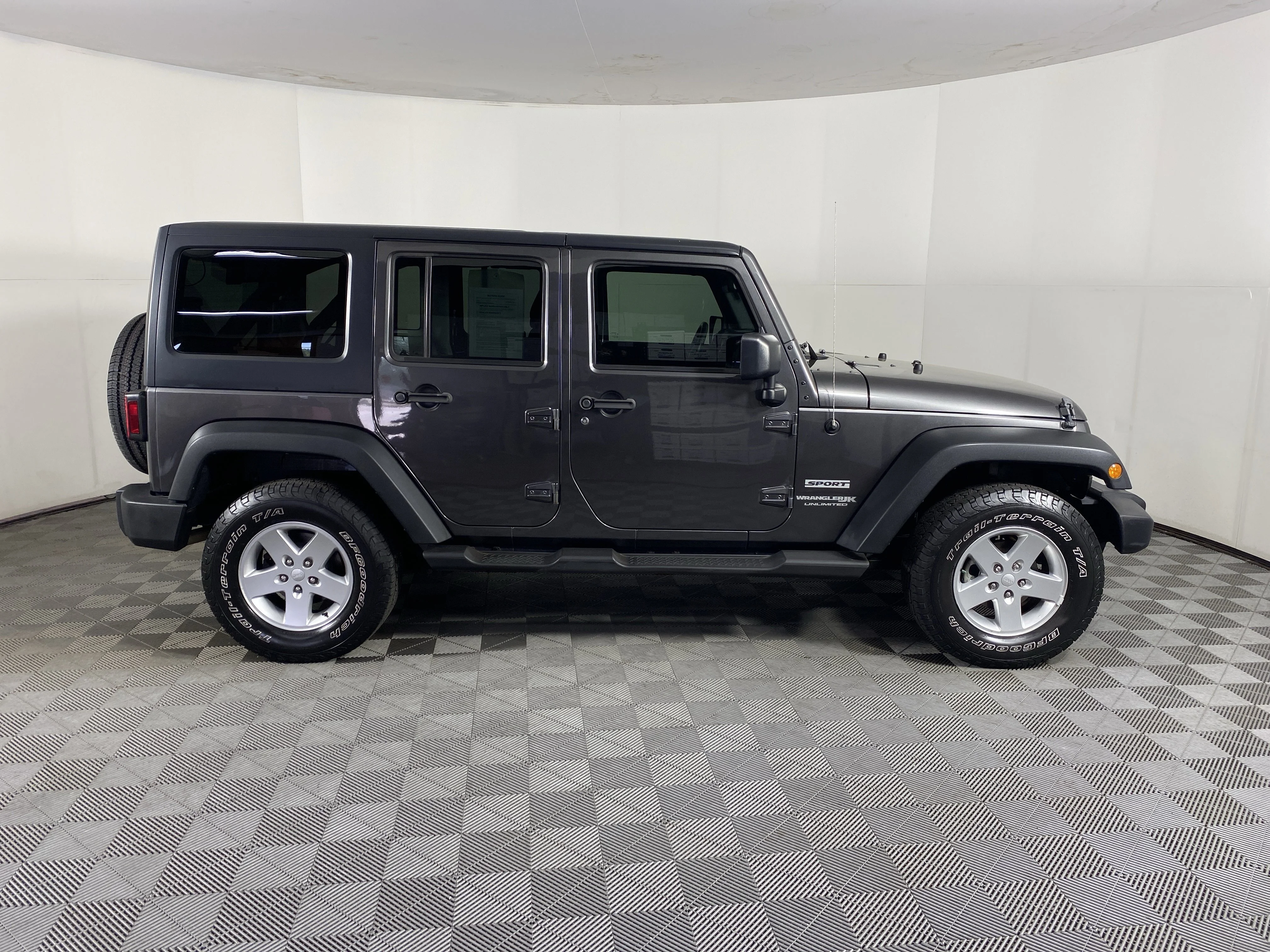 Used 2018 Granite Crystal Metallic Clearcoat Jeep Sport S image 3